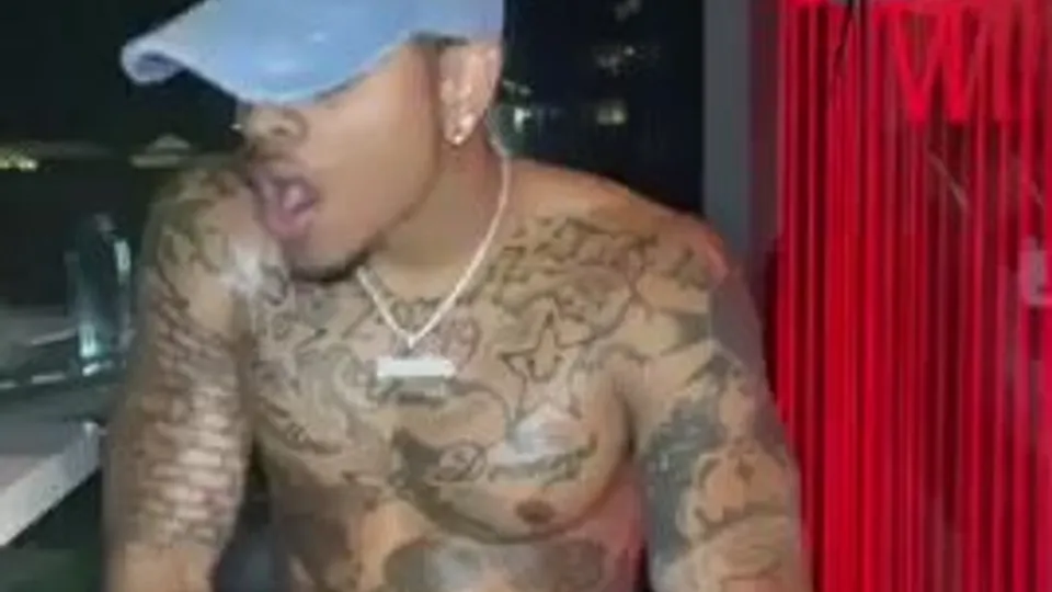 Lightskin Twink oiled up - ThisVid.com