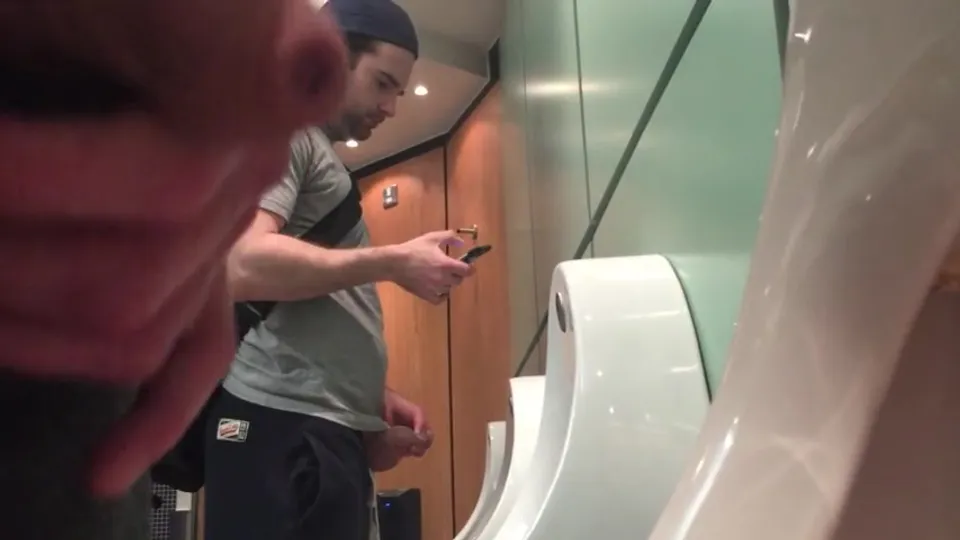 Line of urinals - ThisVid.com