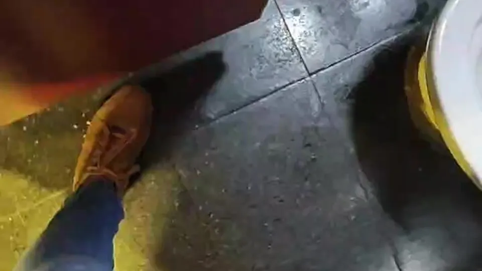 Live Makeout in the bathroom - ThisVid.com