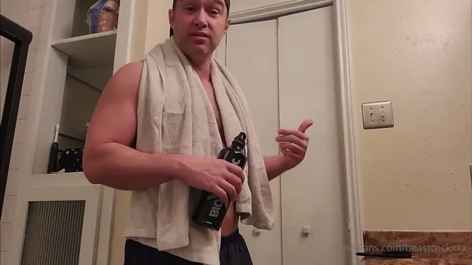 Locker room cock growth - ThisVid.com