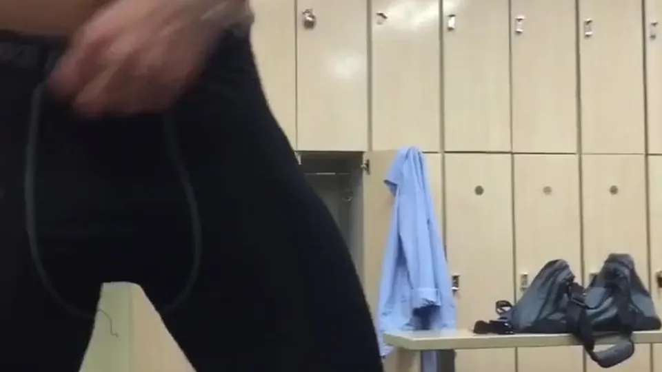 Locker room- spy #4 - ThisVid.com