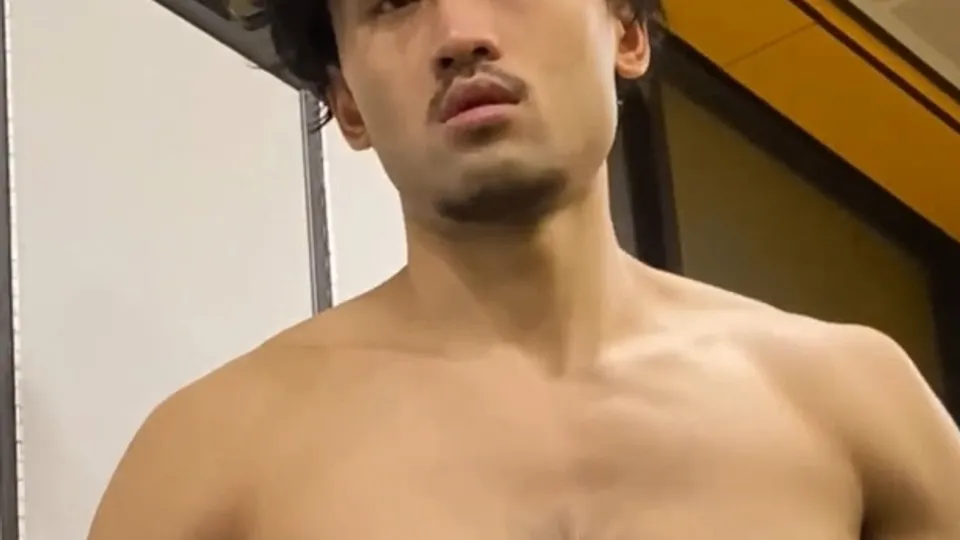 Lockroom asia - Another guy taking off his socks - ThisVid.com