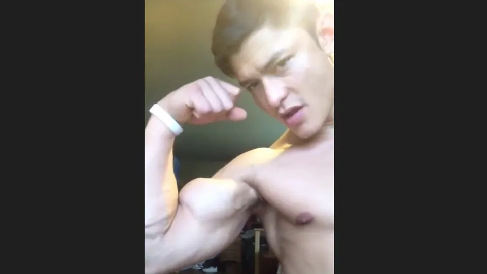 Logan Lowe cocky flexing - ThisVid.com