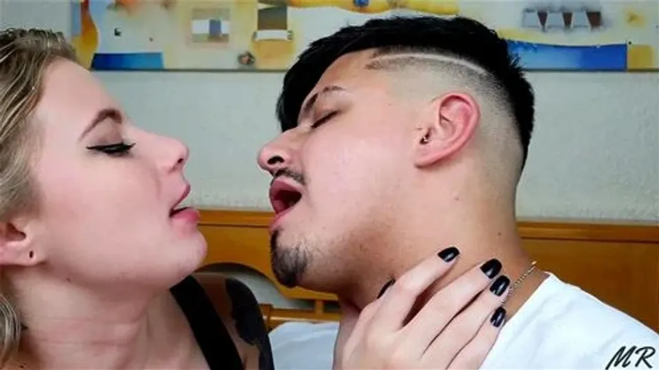 Loira jovem beija profundamente um homem Vídeo pornô - SpankBang