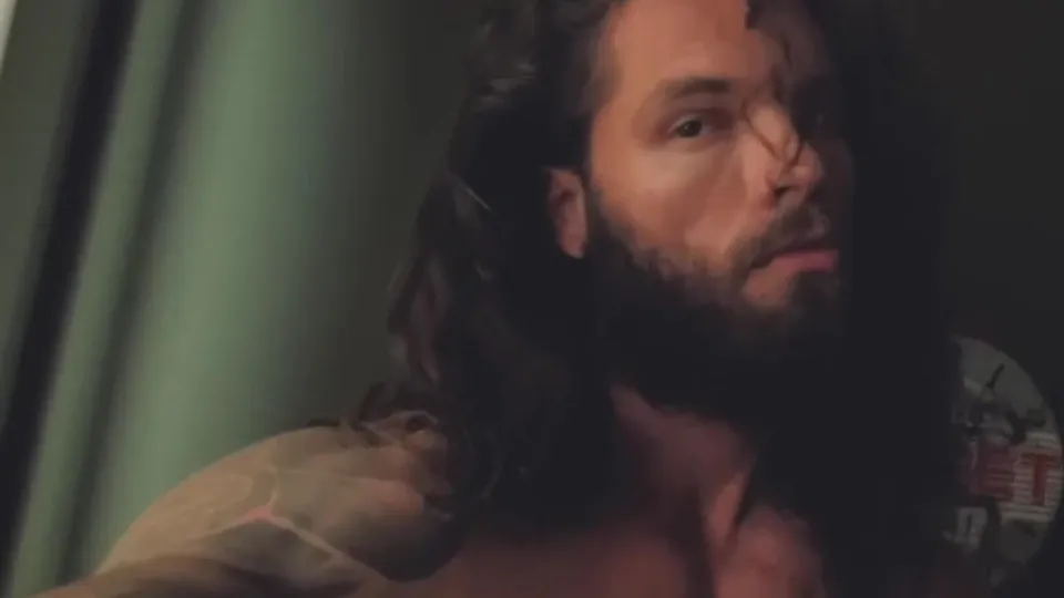 Long haired muscled man shows his huge cock - ThisVid.com