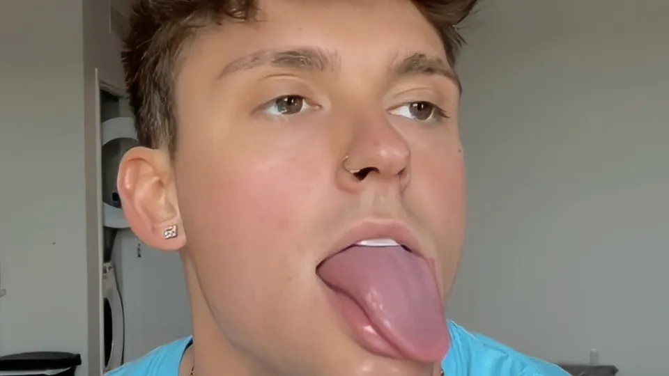 Long tongue tease - ThisVid.com