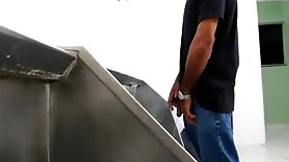 Looking for a straight to fuck in the bathrooms of the subway station