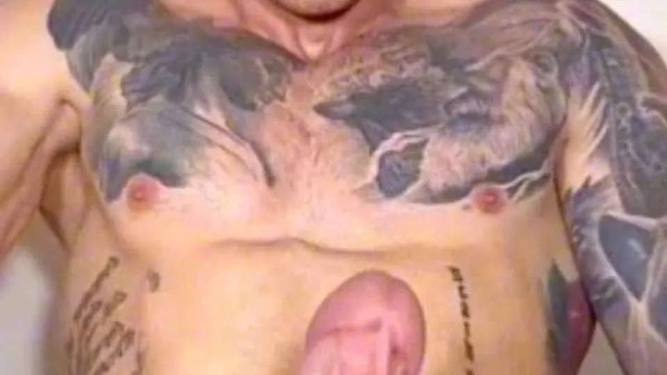 Solitario musculoso gay: Comiendo su propio semen