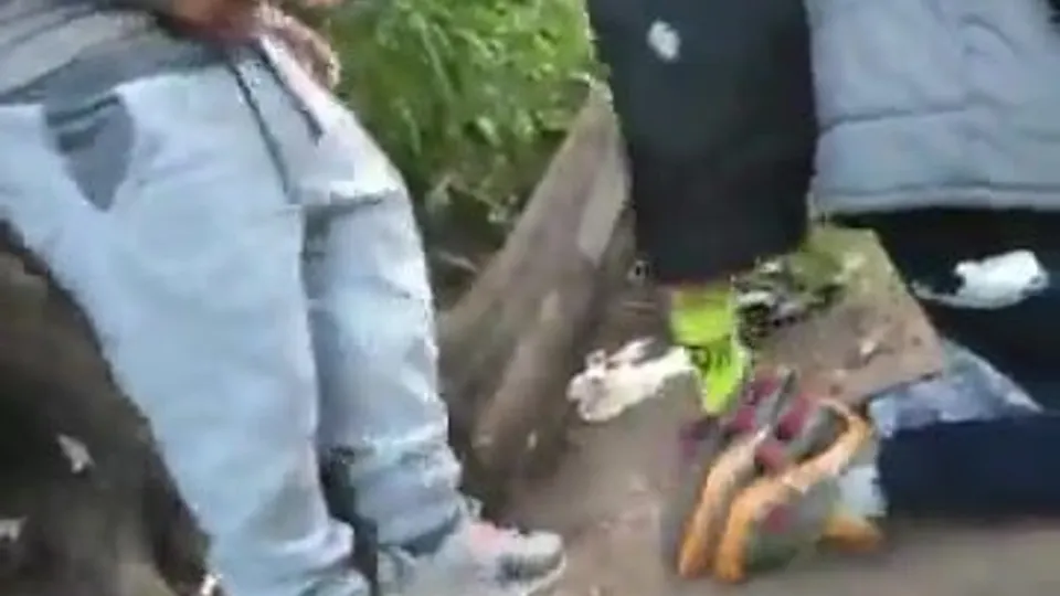 Lots of action at the cruising spot - ThisVid.com