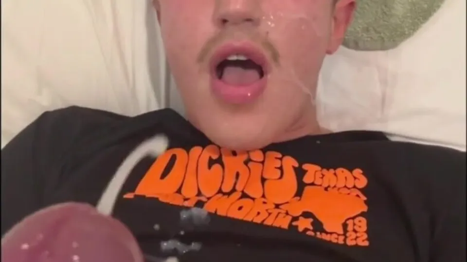 Loving the taste of his own cum - ThisVid.com
