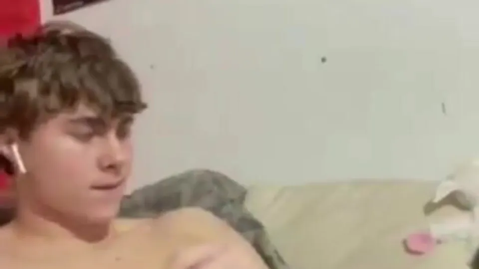 Lubricating own dick - ThisVid.com