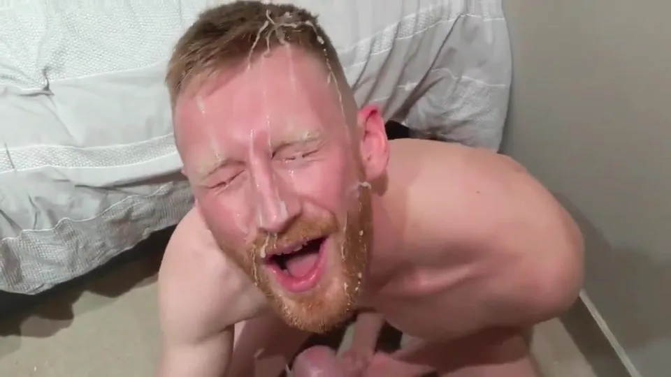 Lucky cum slut having a big facial - ThisVid.com