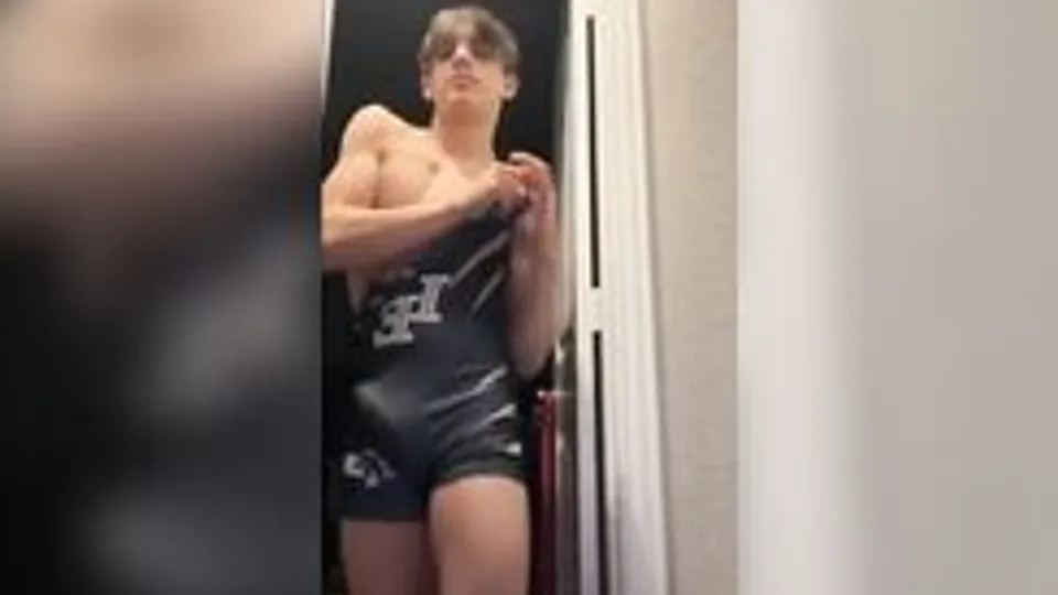 lycraboy undresing
