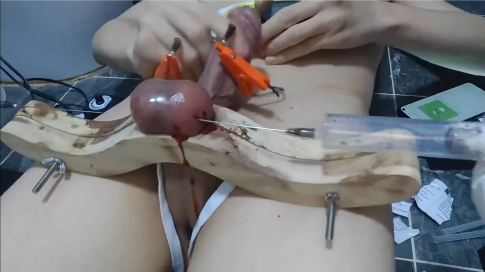 Machine - needles into balls (young boy) - ThisVid.com