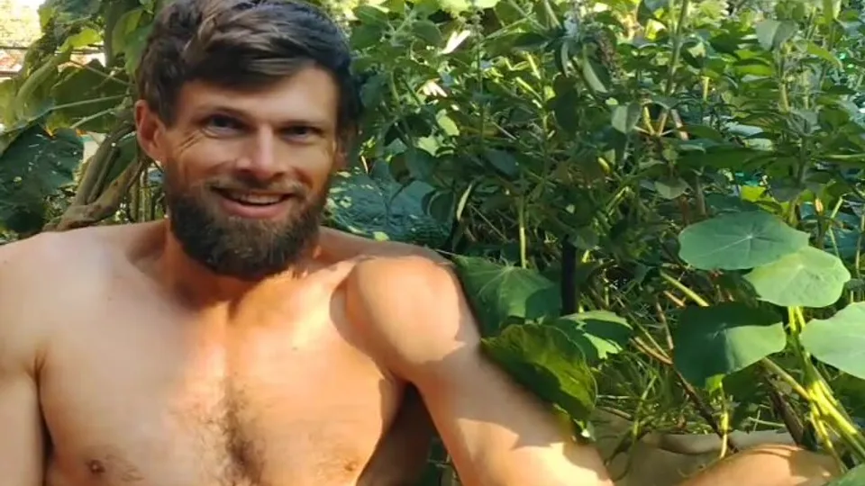 Macho alfa public cum - ThisVid.com