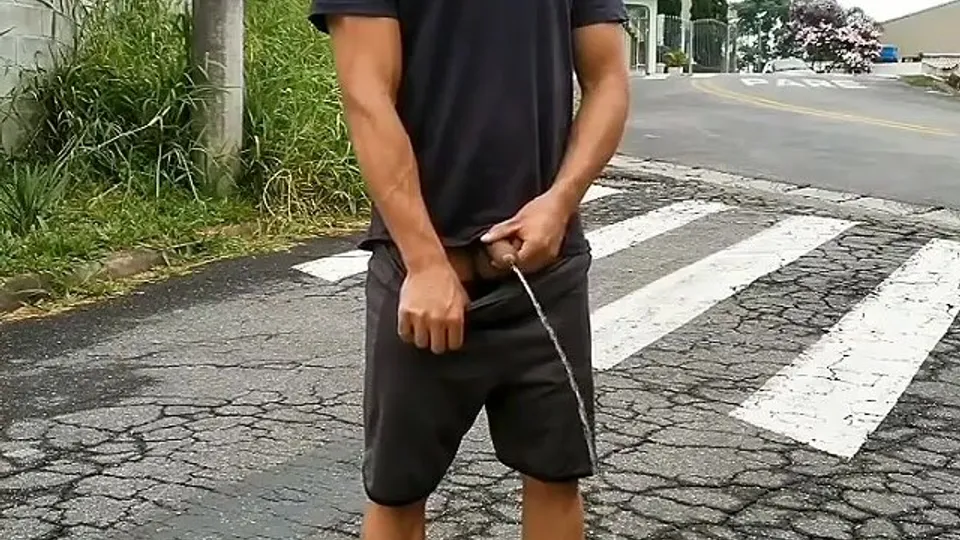 Macho Hetero Se Mea y se Saca la Leche en la Calle! - ThisVid.com