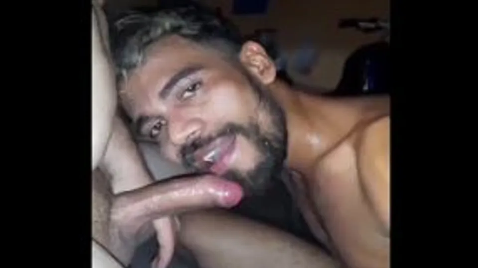 Maconheiro fuma e curte a brisa levando charuto de carne