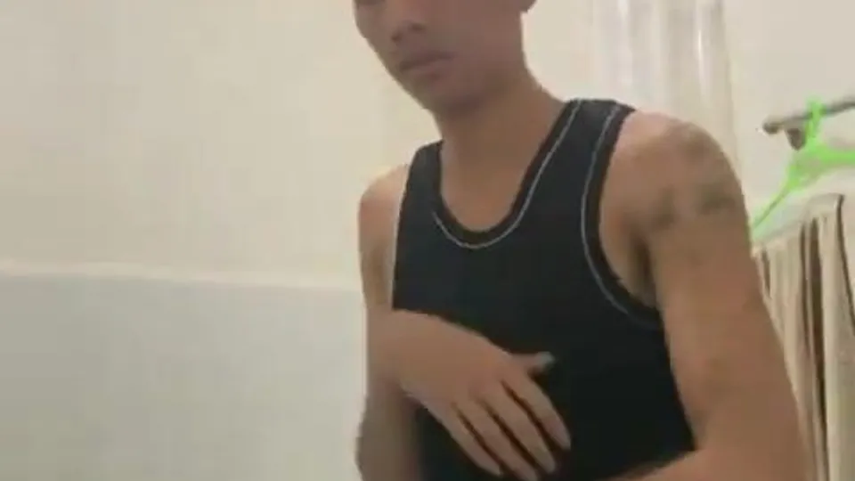 Magrinho no banho solo gay porn