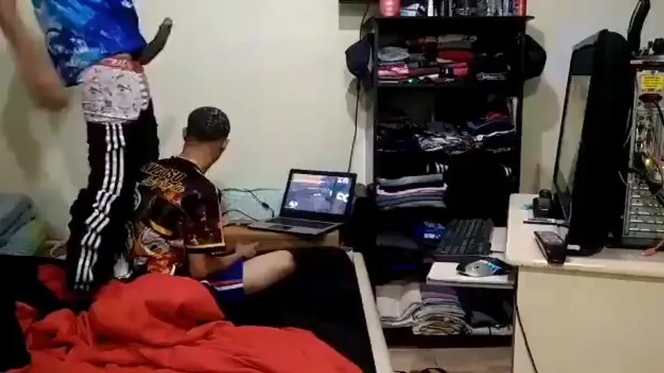 Making him suck my dick while gaming - ThisVid.com