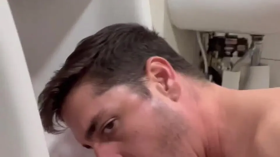 Making out with urinal - ThisVid.com