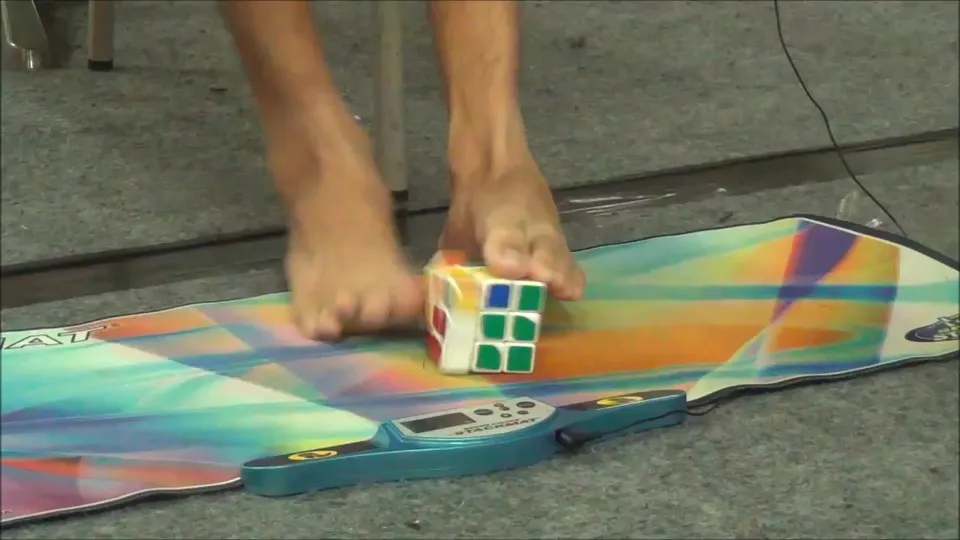 Male feet solving cube - ThisVid.com
