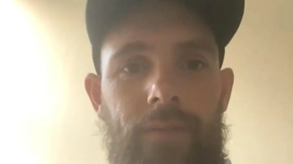 Man from the UK - ThisVid.com