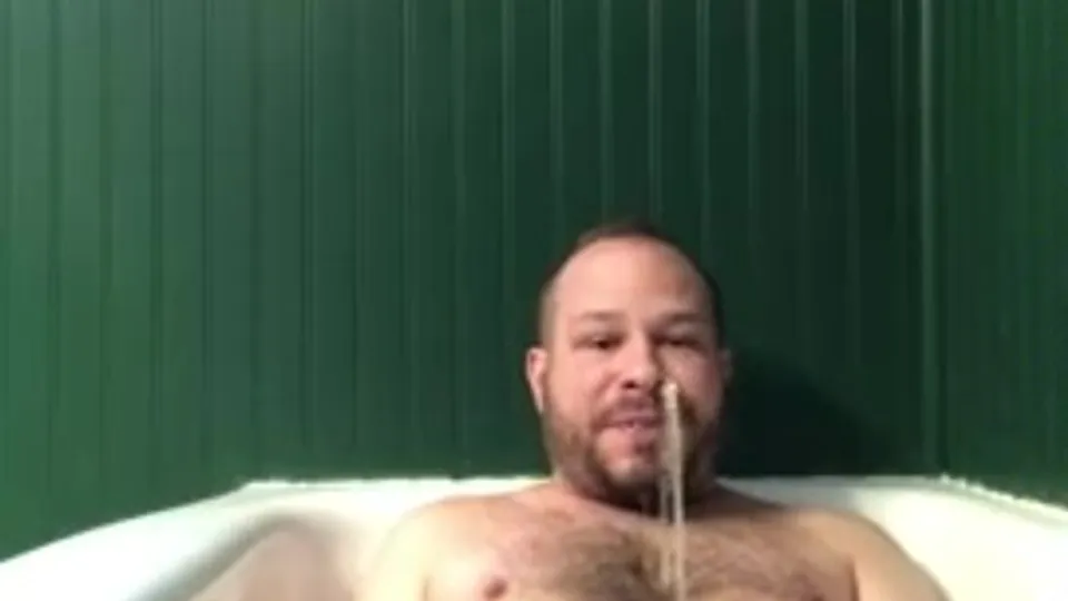 Man pissing on himself in the tub - ThisVid.com