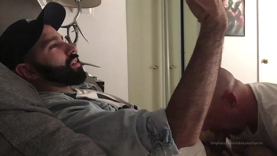 Man receives BJ while facetiming - ThisVid.com
