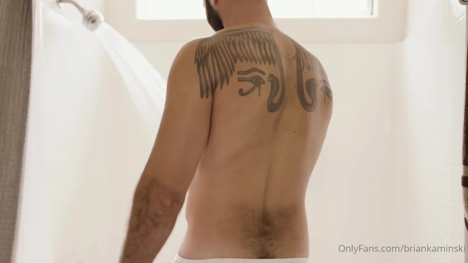 MAN WITH EXTREMELY HAIRY ASS HAS NEVER HEARD OF A RAZOR - ThisVid.com