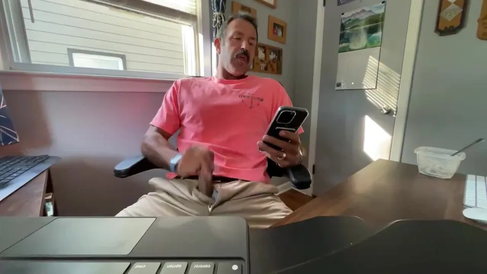Married dad cums for a buddy - ThisVid.com