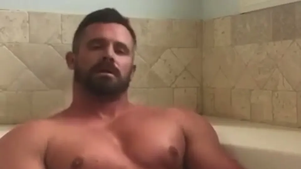 Married dad jerks off in tub while wife at store - ThisVid.com