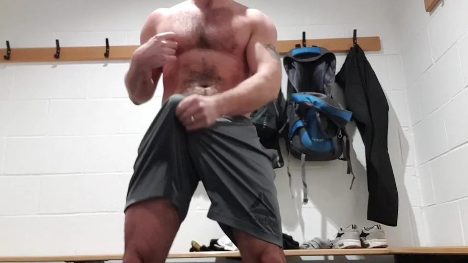 Married dad JO in changing room - ThisVid.com