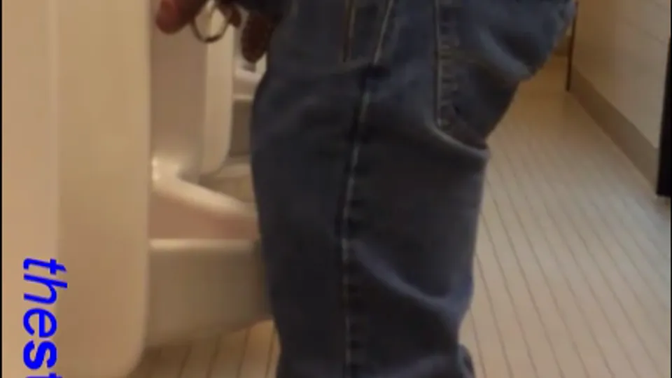 Massive cock at the urinals - ThisVid.com