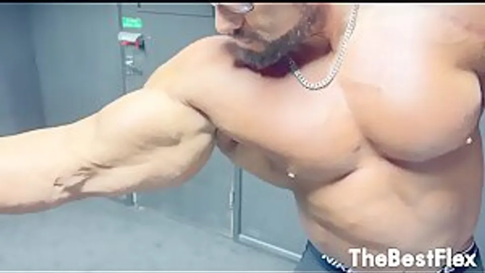 Massive Muscle flex and roidgut