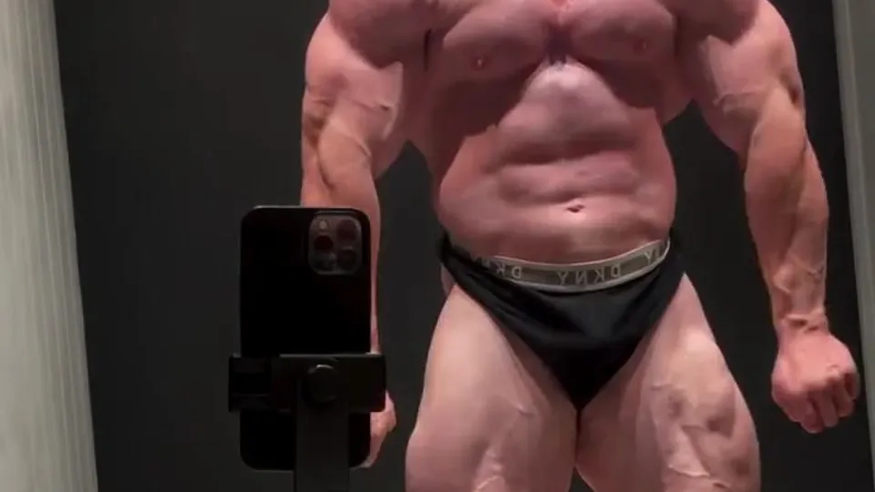 Massive Strong musclebeast flexes - ThisVid.com