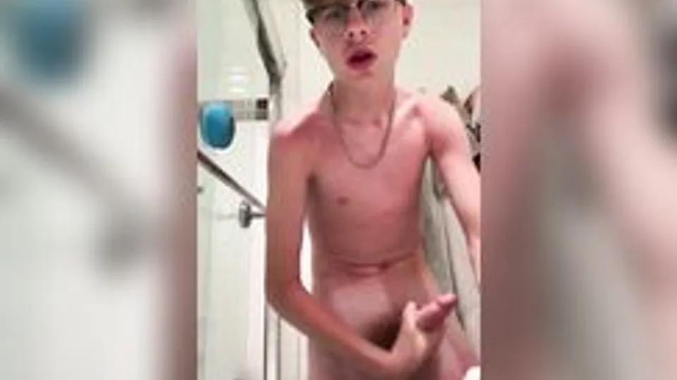 戴眼镜的小受在卫生间自慰