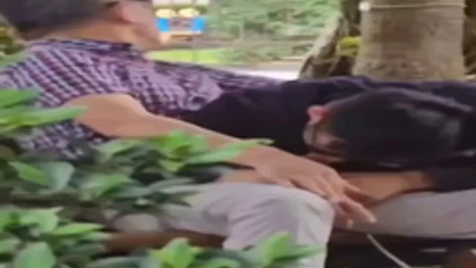 Mature asian sucked up in public - ThisVid.com