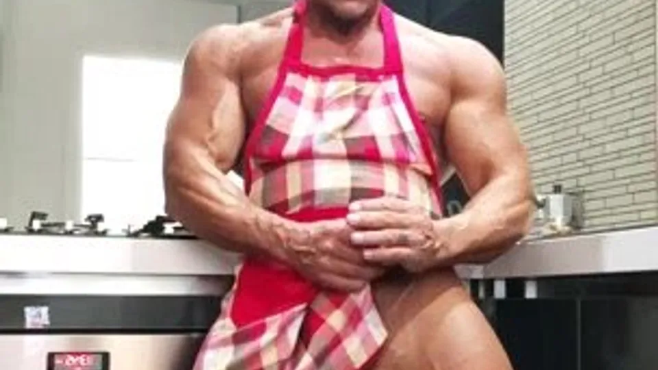 Mature bodybuilder wanking in the kitchen - ThisVid.com