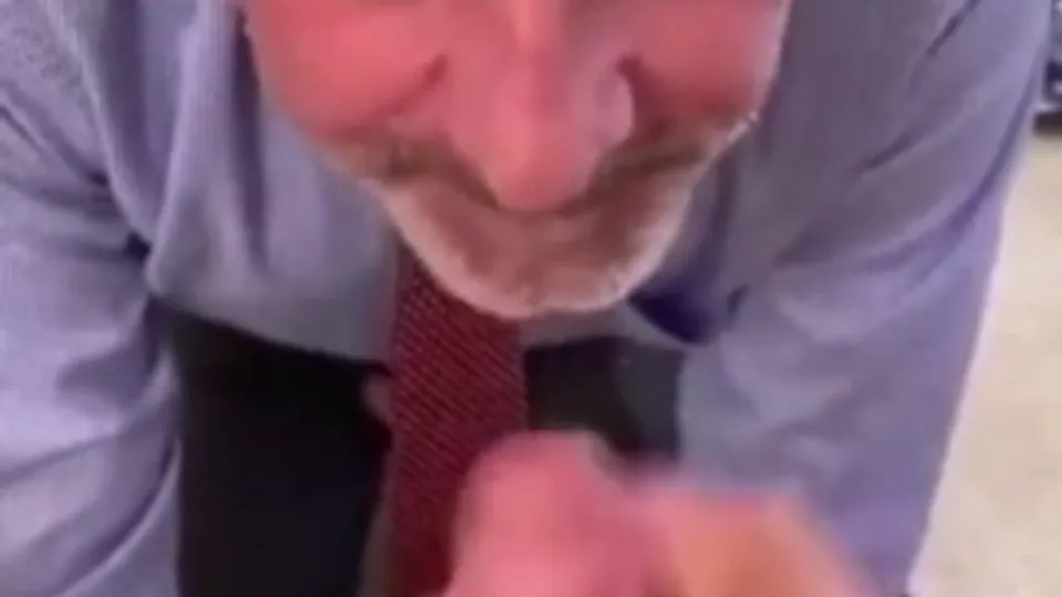 Mature cock sucker gets facial treat - ThisVid.com