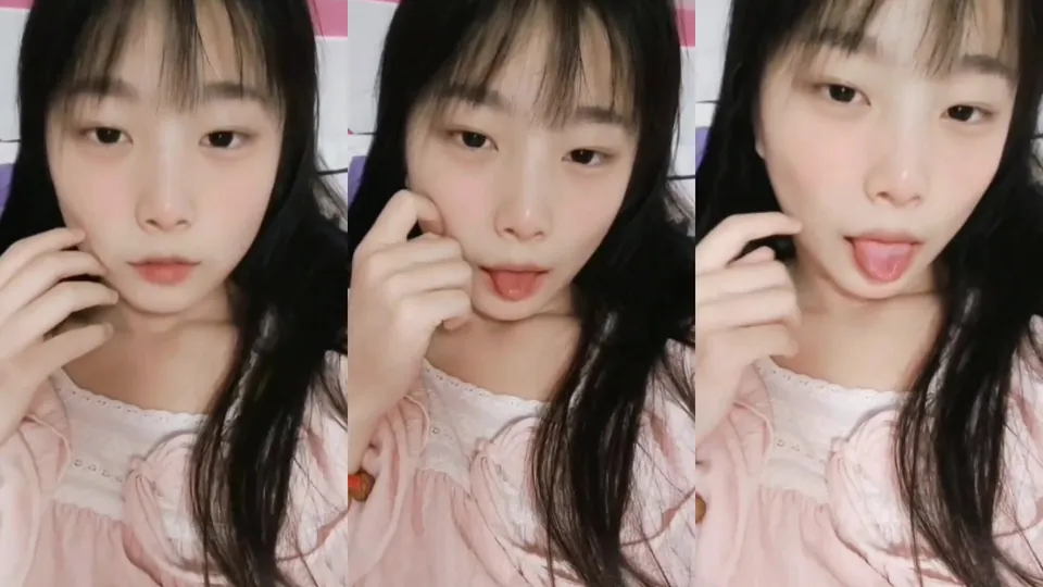 Mature high school girl gets horny and takes selfie 