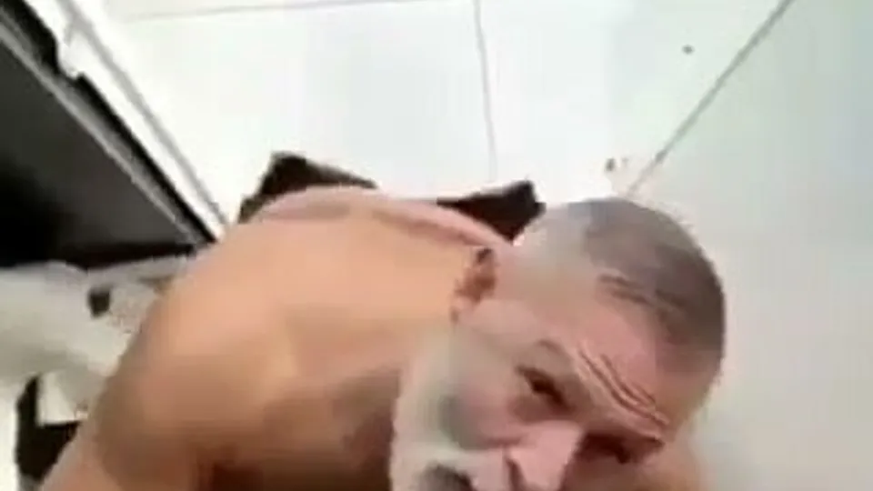 Mature man sucking on a big dick - ThisVid.com