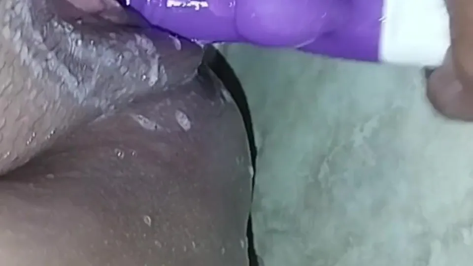 Latin BBW Masturbates in Bathroom