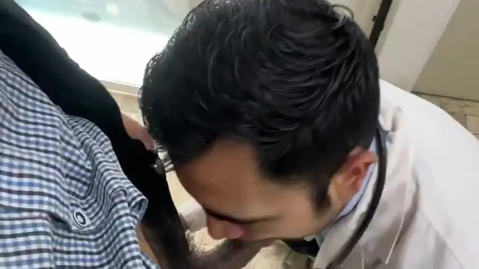 Medico se la mama a paciente en el trabajo - ThisVid.com