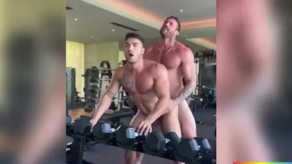 MEN CAUGHT IN THE ACT OF HAVING SEX BY SURPRISE - ThisVid.com