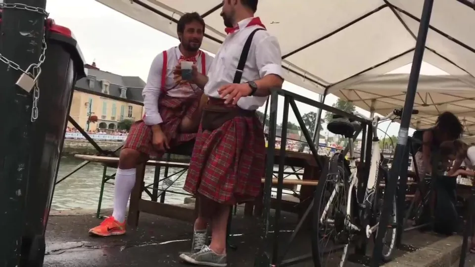 Men in kilt - ThisVid.com