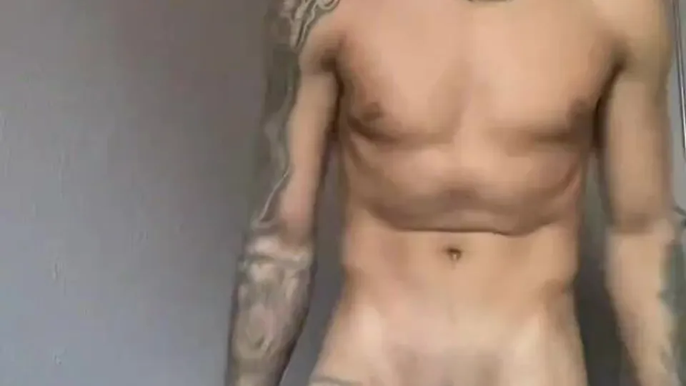 Menino brasileiro exibindo no quarto