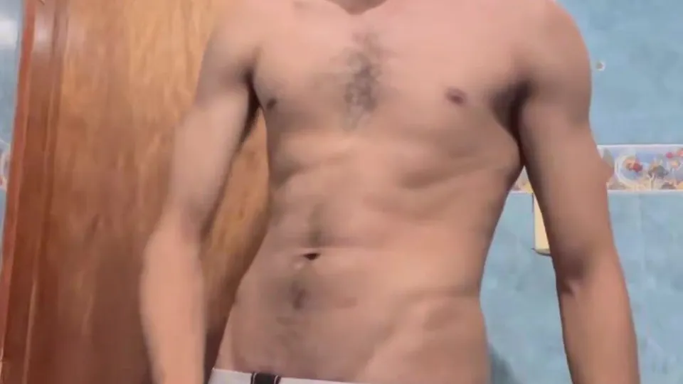 Menino com corpo de homem