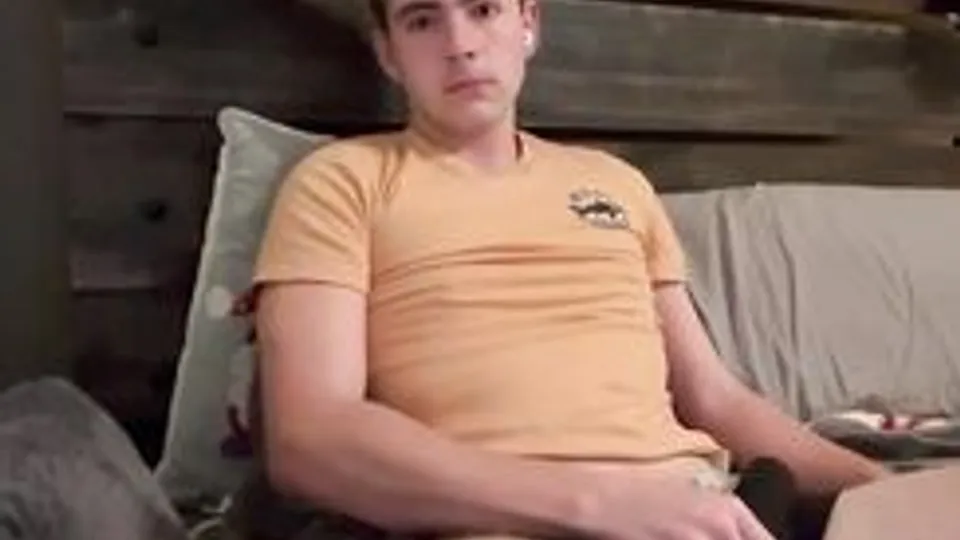 [Menino gordinho tocando punheta em seu quarto]