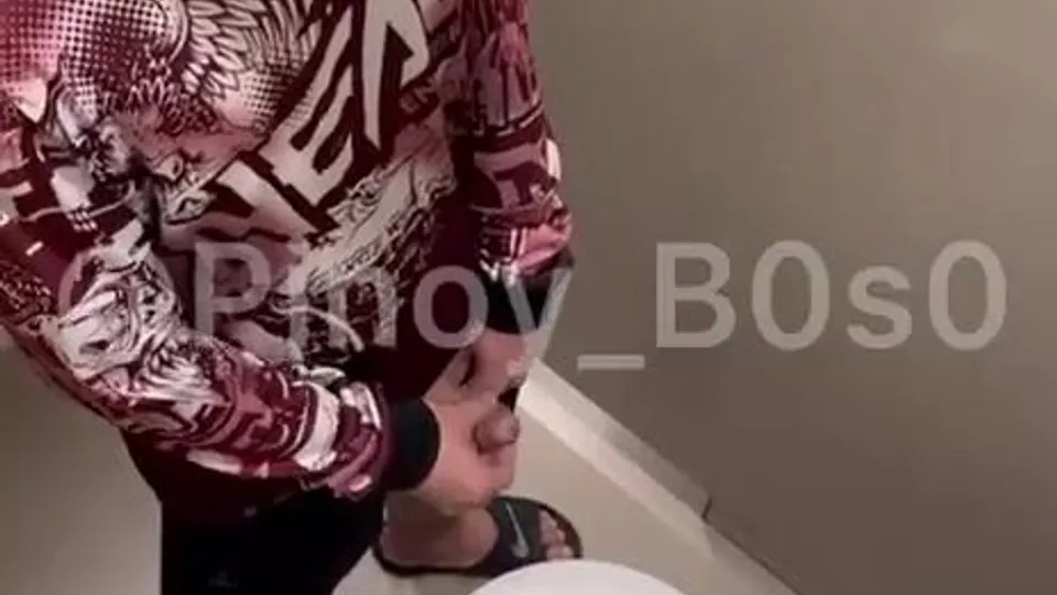 Menino goza masturbando no banheiro público