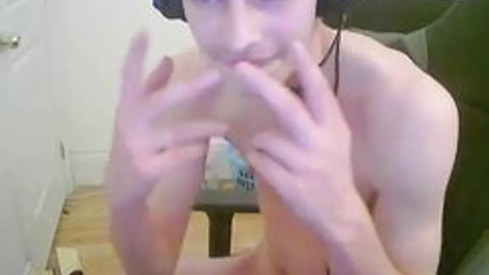 Twink wichst vor der Webcam